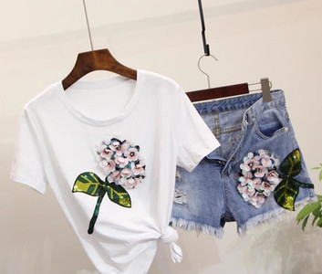 Дамски комплект - къси панталони  и тениска с декорация