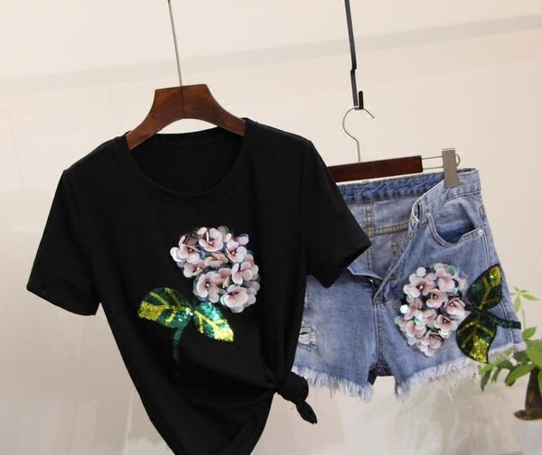 Дамски комплект - къси панталони  и тениска с декорация