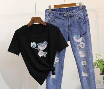 Красив комплект за дамите - дънки и тениска с апликация