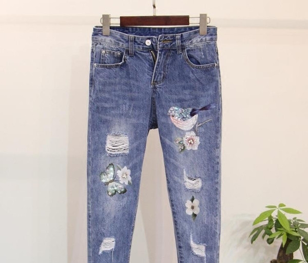 Красив комплект за дамите - дънки и тениска с апликация