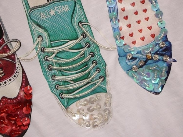 Много красив дамски комплект - тениска и дънки с апликация