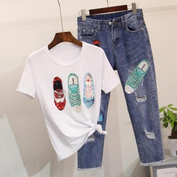 Много красив дамски комплект - тениска и дънки с апликация