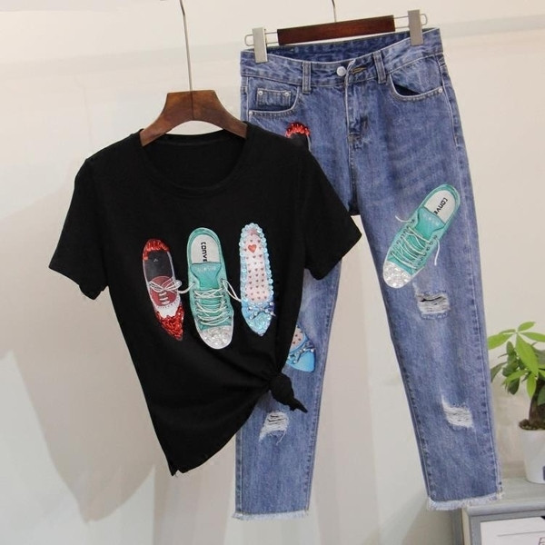 Много красив дамски комплект - тениска и дънки с апликация