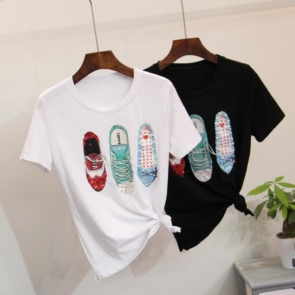 Много красив дамски комплект - тениска и дънки с апликация