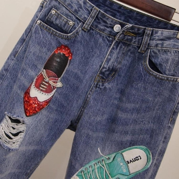 Много красив дамски комплект - тениска и дънки с апликация