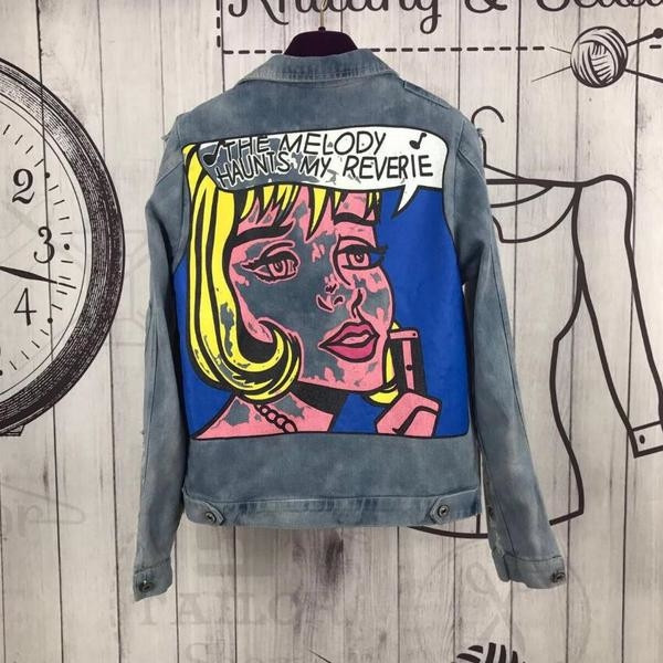 Модерно дамско яке с голяма апликация на гърба и леко накъсано