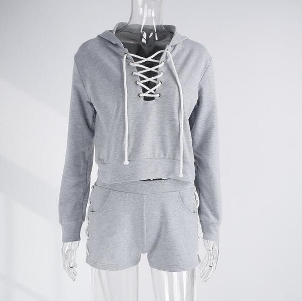 Спортно-елегантен дамски комплект - блуза и къси панталони с връзки