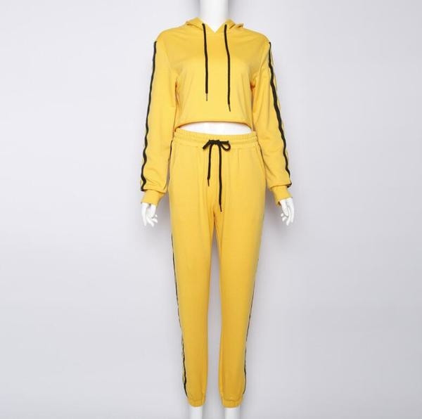 Удобен и много стилен дамски спортен екип от две части в жълт цвят с черни ивици