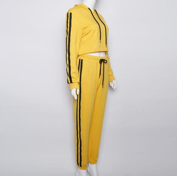 Удобен и много стилен дамски спортен екип от две части в жълт цвят с черни ивици