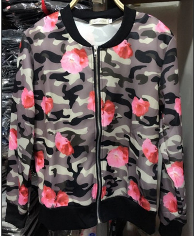 Сладък дамски суичър с флорална декорация