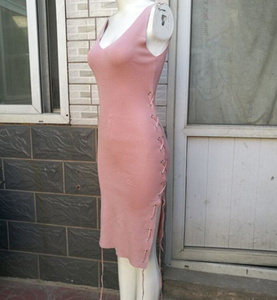 Дамска рокля с дълбоко деколте и тънки презрамки и с връзки и цепка