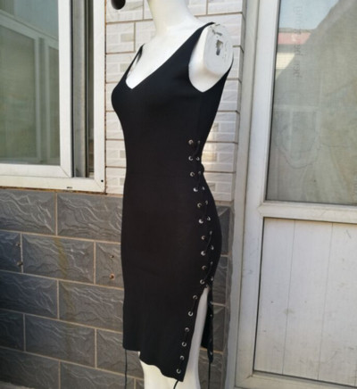 Дамска рокля с дълбоко деколте и тънки презрамки и с връзки и цепка