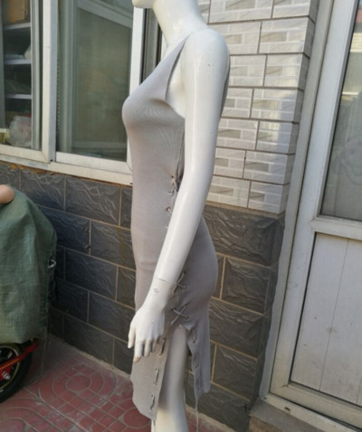 Дамска рокля с дълбоко деколте и тънки презрамки и с връзки и цепка