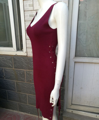 Дамска рокля с дълбоко деколте и тънки презрамки и с връзки и цепка