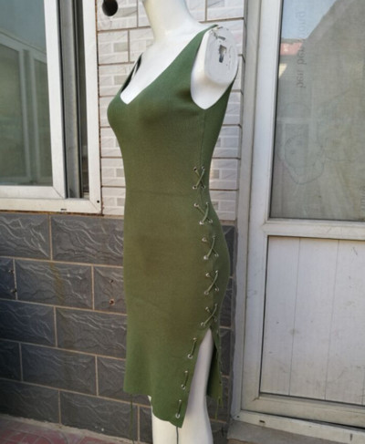 Дамска рокля с дълбоко деколте и тънки презрамки и с връзки и цепка