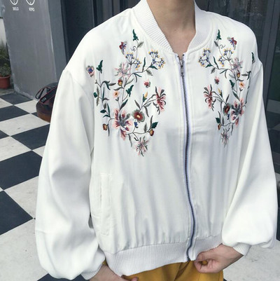 Αθλητικό γυναικείο μπουφάν σε δύο χρώματα με όμορφο κέντημα λουλουδιών