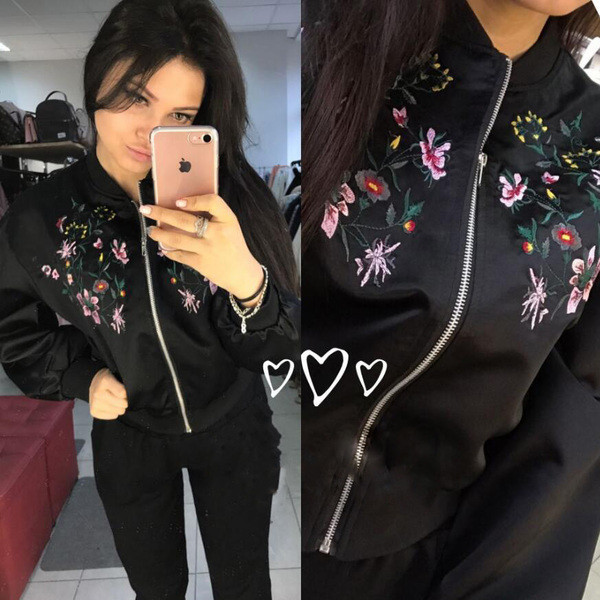 Αθλητικό γυναικείο μπουφάν σε δύο χρώματα με όμορφο κέντημα λουλουδιών