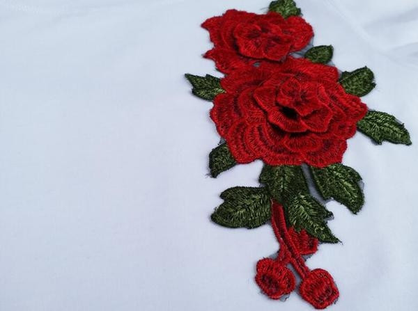 Актуална дамска блузка с къс ръкав в черен и бял цвят, с уникална бродерия