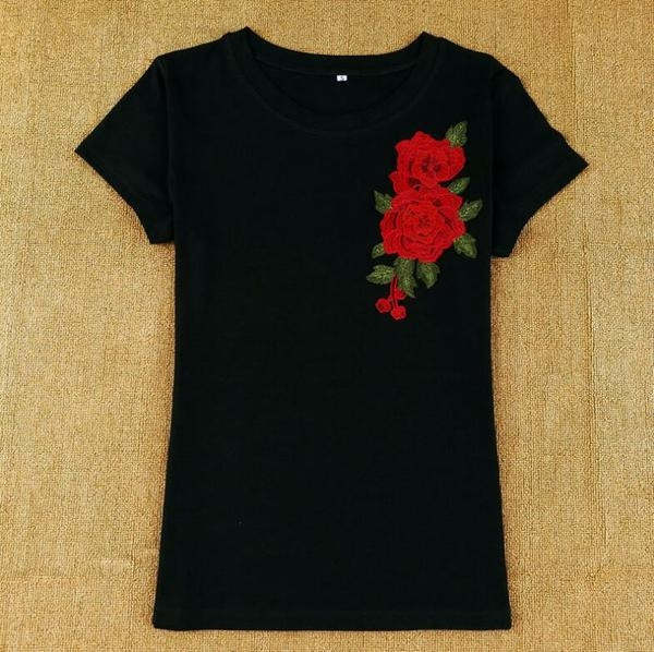 Актуална дамска блузка с къс ръкав в черен и бял цвят, с уникална бродерия