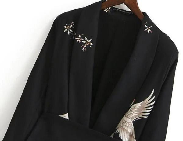 Дълго дамско палто, тип сако с интересни мотиви