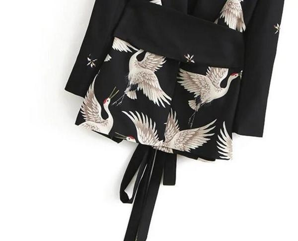 Дълго дамско палто, тип сако с интересни мотиви