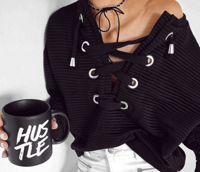 Много красив дамски пуловер с метални халки и връзки в свободен стил в черен цвят