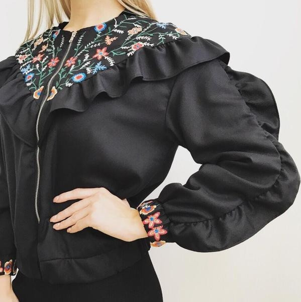 Много стилно дамско яке с флорални шарени бродерии и дълъг,широк ръкав