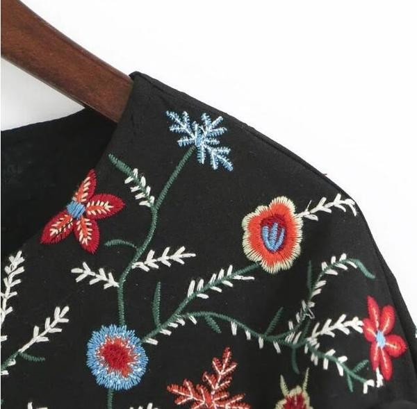 Много стилно дамско яке с флорални шарени бродерии и дълъг,широк ръкав