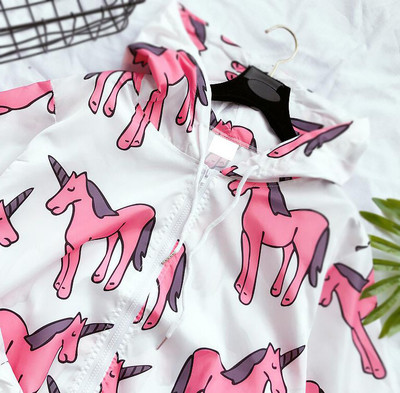 Тъничко дамско яке с качулка и интересни шарени апликаций