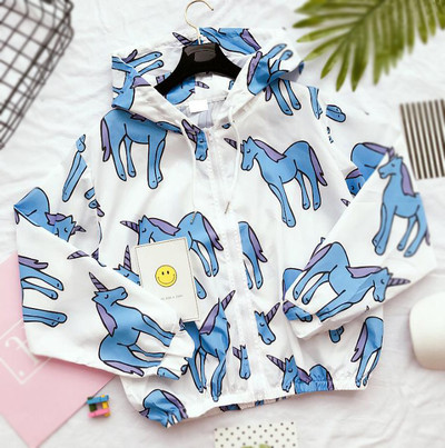 Тъничко дамско яке с качулка и интересни шарени апликаций