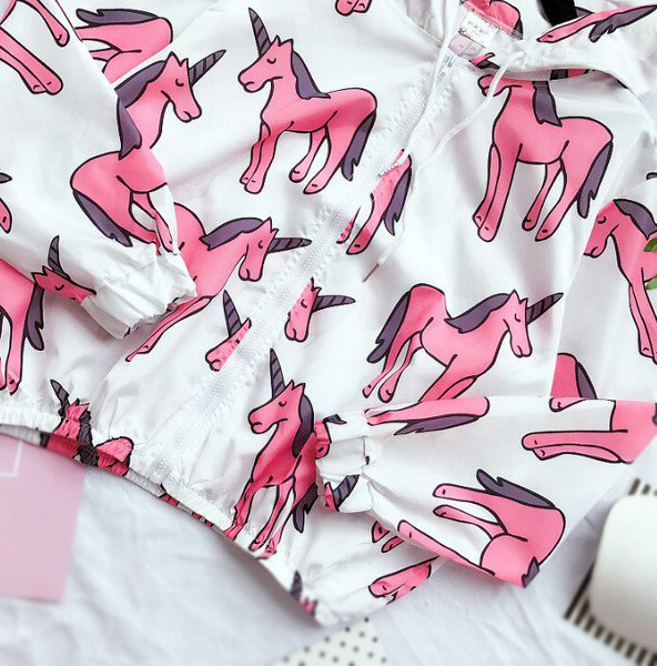 Тъничко дамско яке с качулка и интересни шарени апликаций