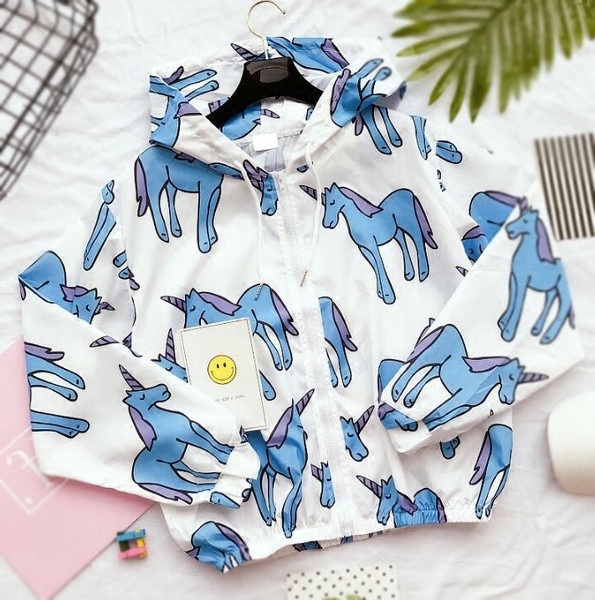 Тъничко дамско яке с качулка и интересни шарени апликаций