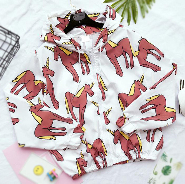 Тъничко дамско яке с качулка и интересни шарени апликаций