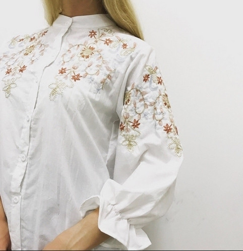 Модерна дамска риза в широк модел с къдрави ръкави с бродерия