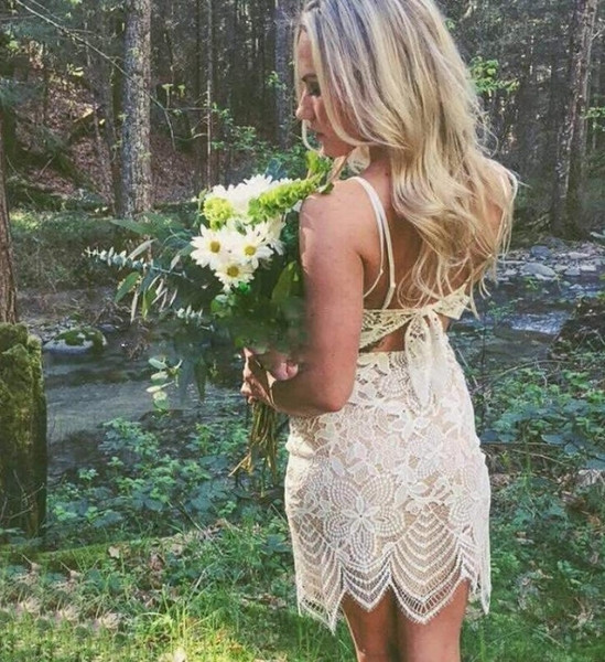 Дамска рокля с интересен гръб и нежна ажурна дантела във формата на цветя