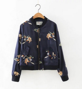 Актуално дамско яке с бродерия в бежов и тъмносин цвят