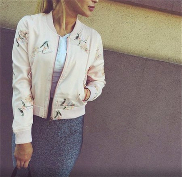 Актуално дамско яке с бродерия в бежов и тъмносин цвят