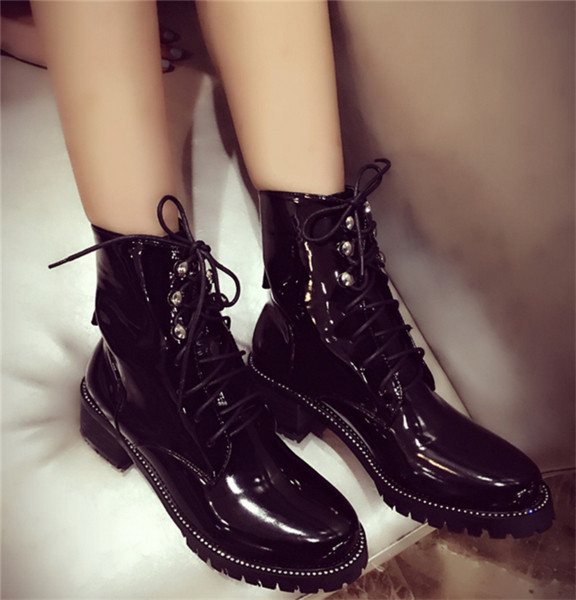 Лачени дамски боти с връзки и груба,неплъзгаща се подметка
