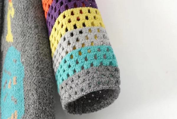 Дълга плетена дамска жилетка с изображение в два цвята