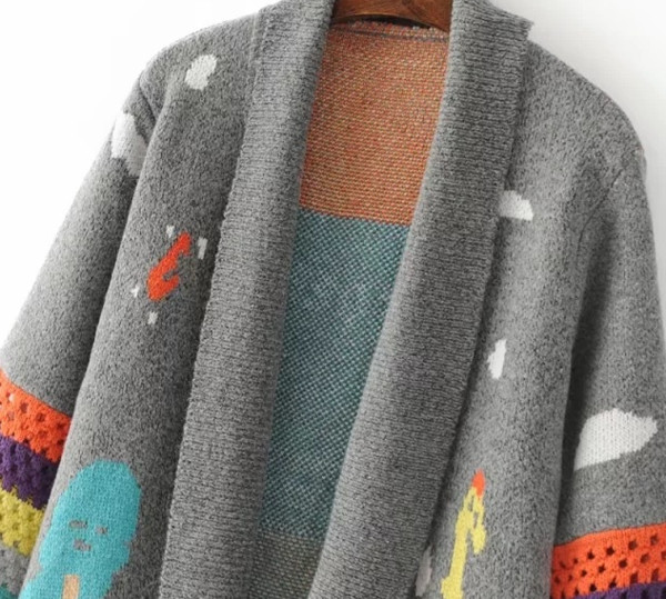 Дълга плетена дамска жилетка с изображение в два цвята