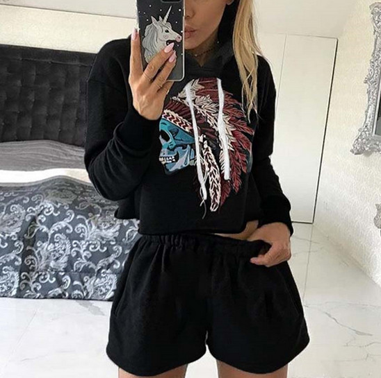 Спортно-елегантен дамски комплект - къси панталони + блуза с качулка и изображение