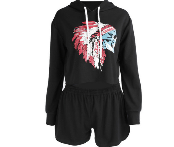 Спортно-елегантен дамски комплект - къси панталони + блуза с качулка и изображение