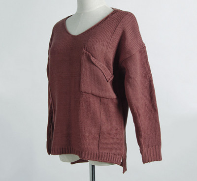 Стилен дамски пуловер с джобче и  V-образно деколте, в много цветове