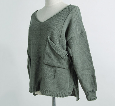 Стилен дамски пуловер с джобче и  V-образно деколте, в много цветове