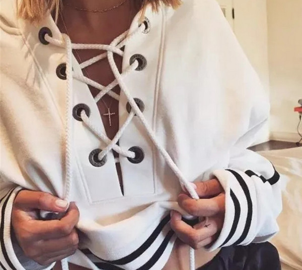 Красив дамски суичър в бял и черен цвят с връзки