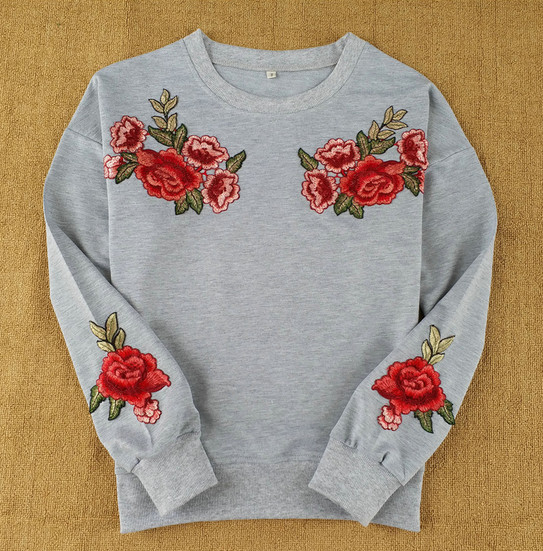 Ежедневна дамска блуза в сив цвят с флорална бродерия