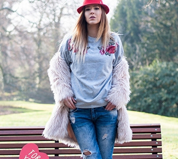 Ежедневна дамска блуза в сив цвят с флорална бродерия