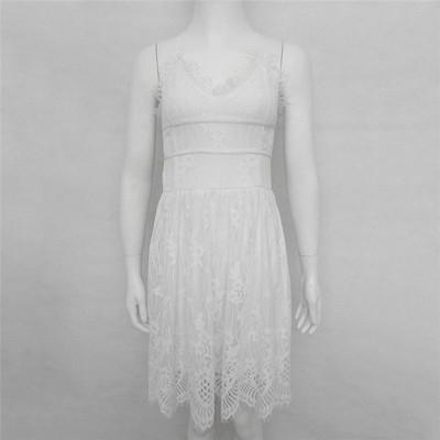 Много стилна дамска рокля с тънки презрамки и ажурна дантела в черен и бял цвят