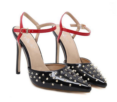Уникални дамски затворени обувки на висок ток с метални нитове и червена закопчалка около глезена