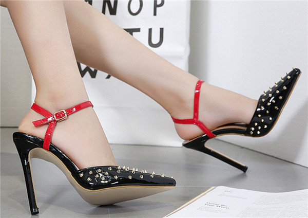 Уникални дамски затворени обувки на висок ток с метални нитове и червена закопчалка около глезена
